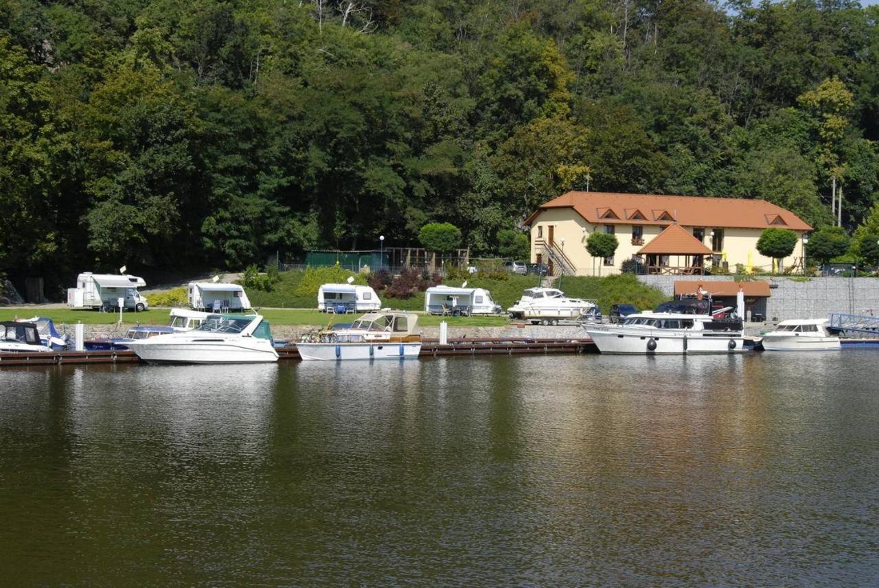מלון Nelahozeves Marina Vltava מראה חיצוני תמונה